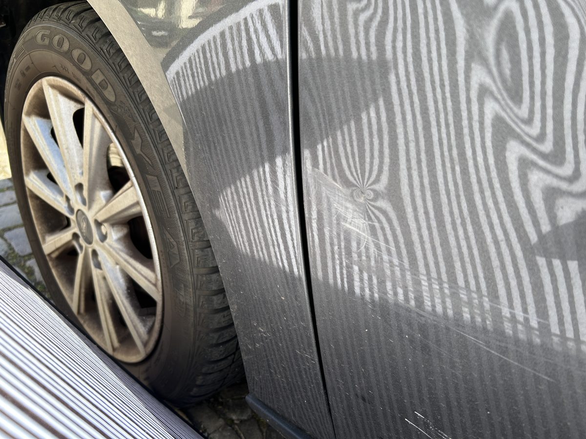 Aufnahme aus einer abgerechneten Akte: Tür und Kotflügel vorn links unter dem Streifenlichtraster, Schadenhöhe 4.294,51 Euro