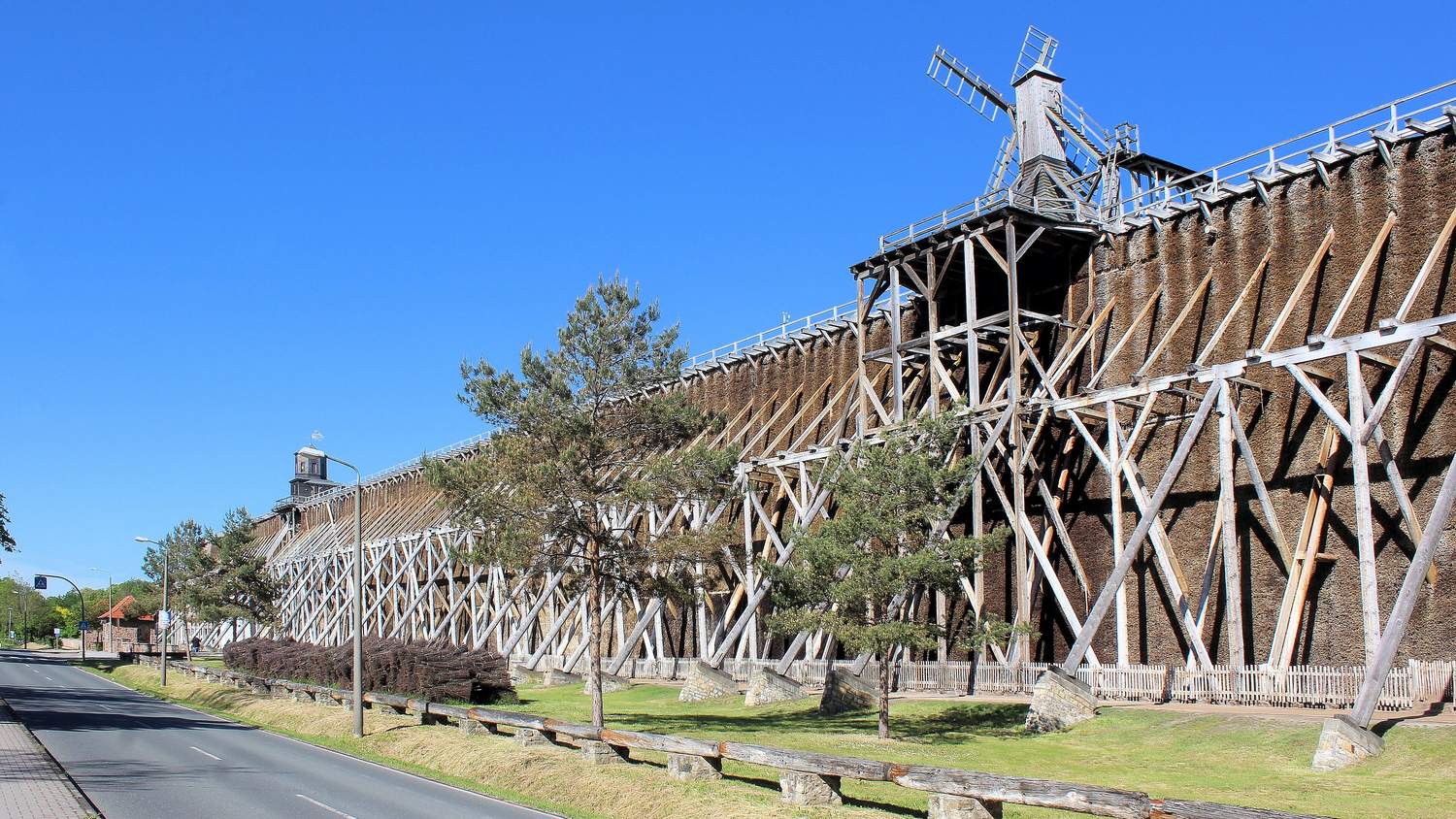 Das Gradierwerk in Bad Salzelmen mit dem hölzernen Tragwerk entlang der Straße
